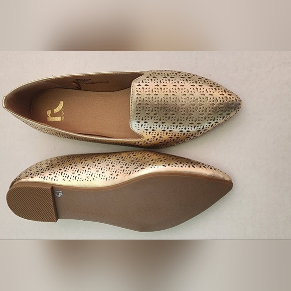 Report Women's Matte Metallic Gold Perforated Flats size 8.5W Shoes - Picture 3 of 6